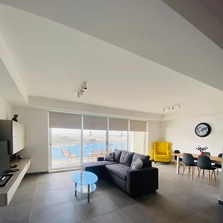 Seafront Apartment With Valletta Views & Manuel Island - Sliema Best Location Apartman *